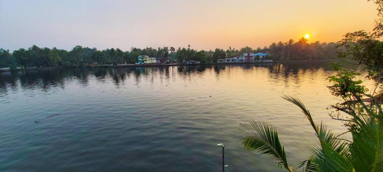 Captains Cabin Backwater Resort Alappuzha Exterior photo